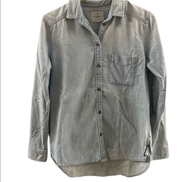 American Eagle ~ light denim wash button down shirt ~ size Small - Picture 1 of 4
